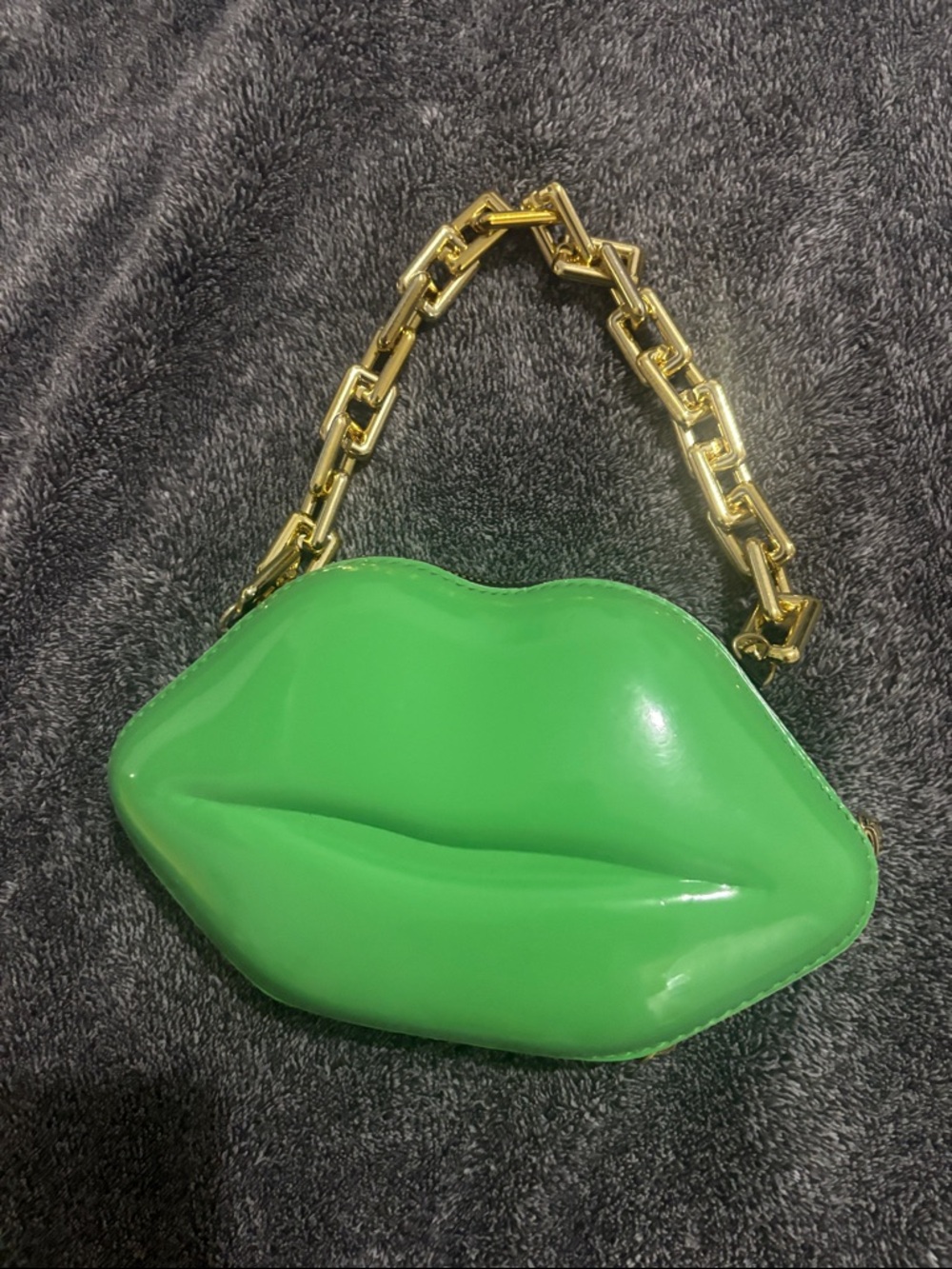 Green Lip-Shaped Patent Handbag with Gold Chain